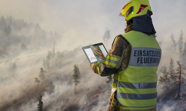 Rosenbauer und OroraTech kooperieren bei Waldbrandbekämpfung durch Satellitengestützte Erdbeobachtung