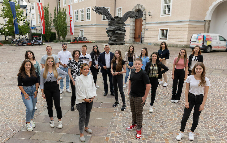 21 neue Lehrlinge beim Land Salzburg
