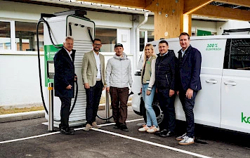 Die Kelag hat ihren ersten öffentlichen E-Ladehub Kärntens in Hermagor offiziell im Beisein von Leopold Astner (Bürgermeister der Stadtgemeinde Hermagor-Pressegger See), Landesrat Sebastian Schuschnig, Snowboarder Alexander Payer mit Sabine Payer, Alexander Jordan (Kelag-Leiter Vertrieb, Energielösungen & E-Mobilität) und Kelag-Vorstand Reinhard Draxler eröffnet.
