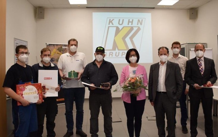 Auszeichnung für langjährige Kuhn-Mitarbeiter